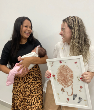 Placenta emoldurada com flores